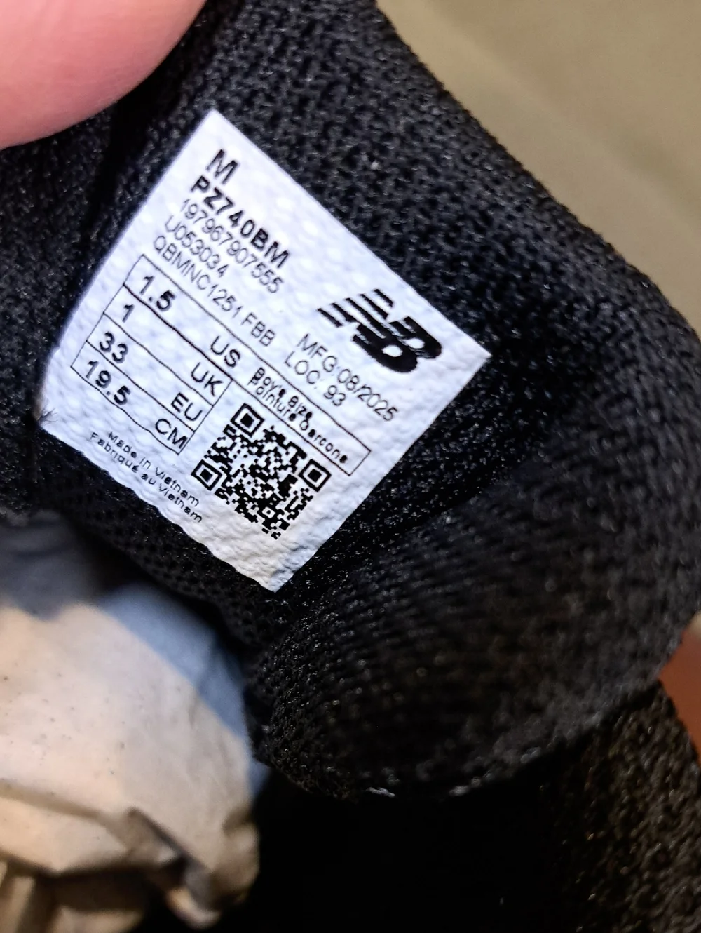New Balance Kids 740 Bungee Lace - Color: Black/Silver Metallic - Size: Kids 1.5